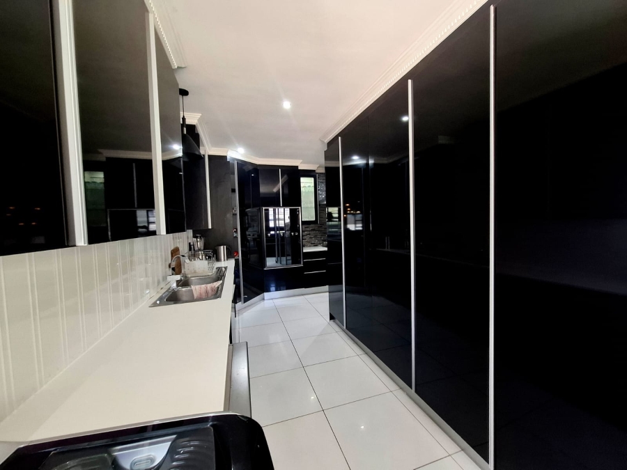 5 Bedroom Property for Sale in Gonubie Eastern Cape